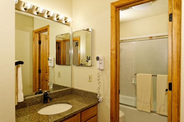 Crestwood Condominiums 2 Bed Standard Bathroom